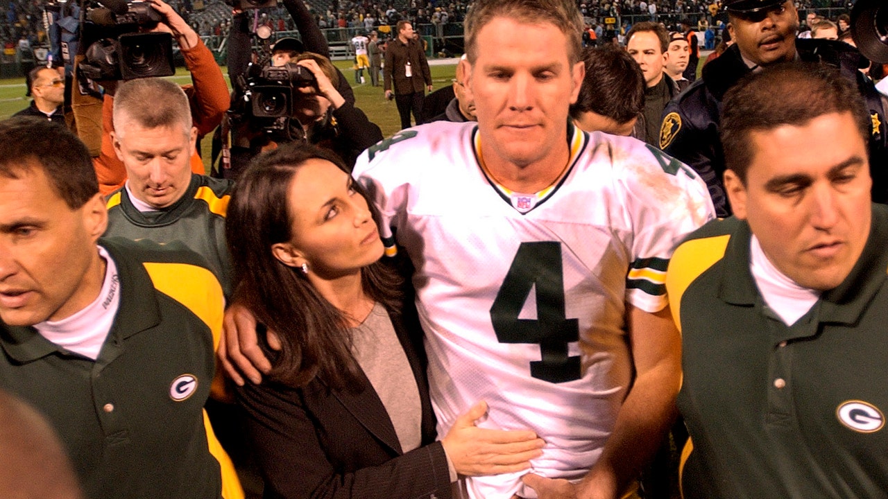 NFL at 100: Favre flawless vs. Raiders after dad's death